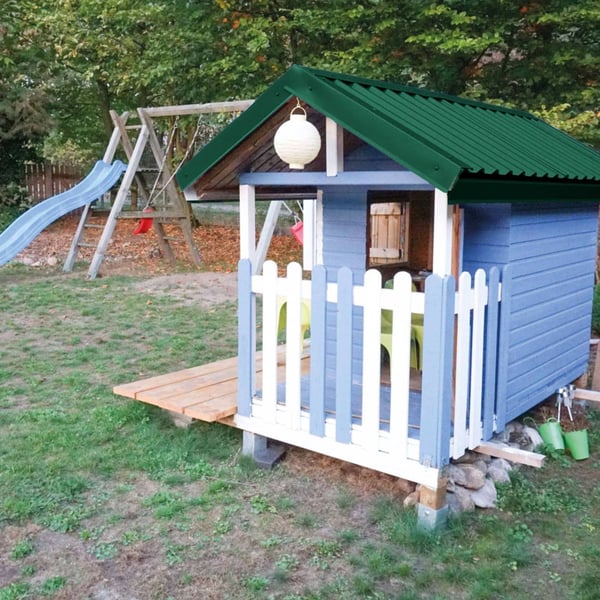 Trapezblech 20/1100 moosgrün auf einem Kinderspielhaus, Verlegung am Dach