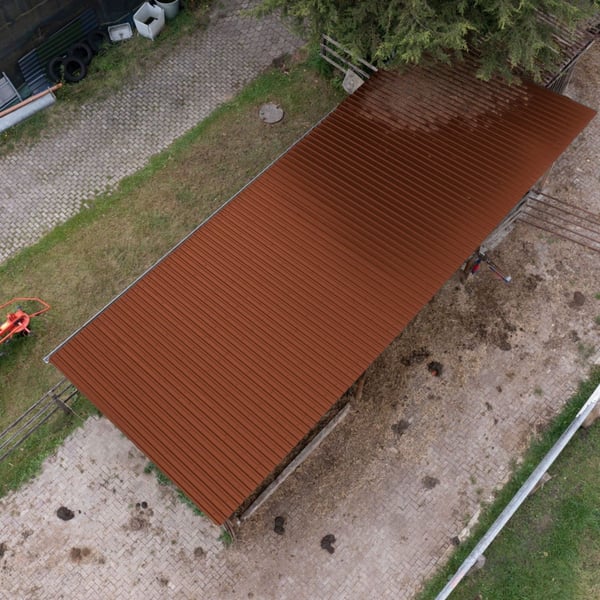 Trapezblech 20/1100 kupferbraun auf einem Carport-Dach, Draufsicht von oben