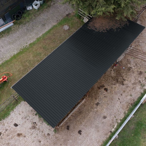Trapezblech 20/1100 Anthrazitgrau 0,50 mm auf einem Stallgebäude, Draufsicht