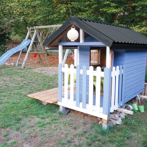 Trapezblech 20/1100 Anthrazitgrau 0,50 mm auf einem blauen Kinderspielhaus