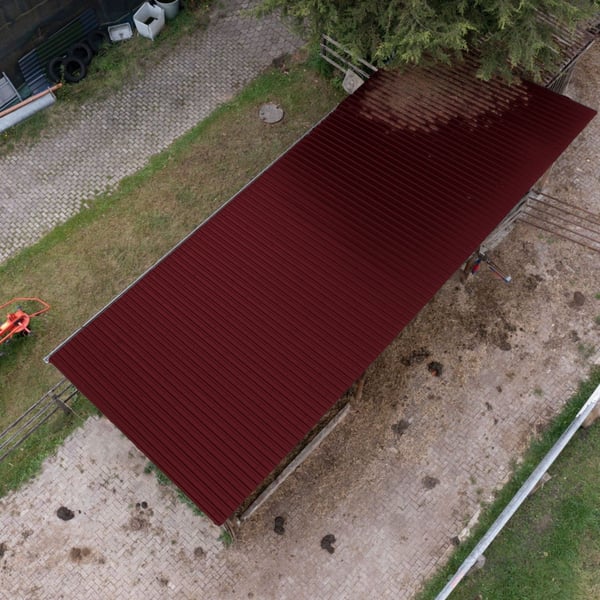 Trapezblech 20/1100 weinrot auf einem Carport oder Unterstand, Draufsicht