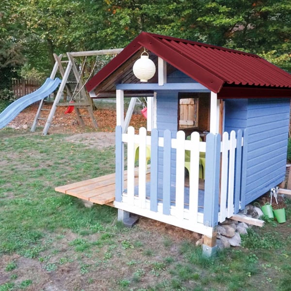 Trapezblech 20/1100 weinrot auf einem blauen Kinderspielhaus, Verlegung