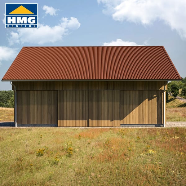 Trapezblech 20/1100 kupferbraun als Dach auf einer Holzscheune, HMG Benelux Logo oben links