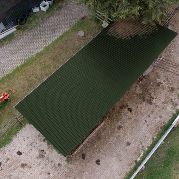Trapezblech 20/1100 Dach in Chromoxidgrün auf einem landwirtschaftlichen Gebäude, Draufsicht