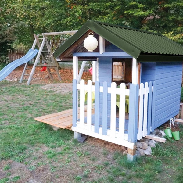 Trapezblech 20/1100 Dach in Chromoxidgrün auf einem blauen Kinderspielhaus mit Rutsche im Hintergrund