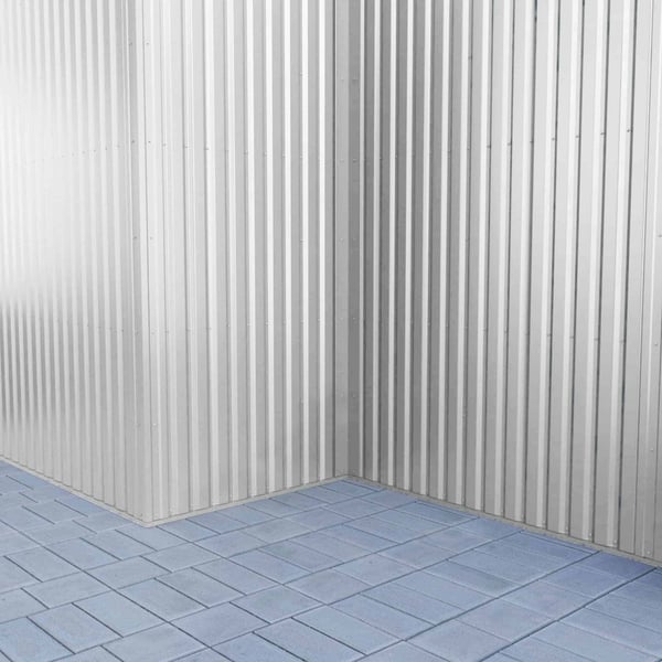 Trapezblech 20/1100, Lichtgrau, als Wandverkleidung in einer Ecke mit blauem Pflasterboden