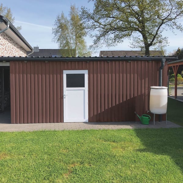 Trapezblech 20/1100 Rotbraun als Wandverkleidung einer Garage mit weisser Tuer