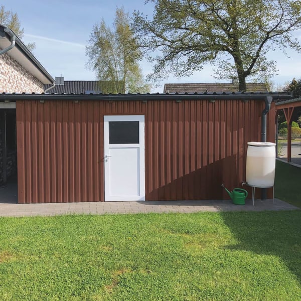 Gartenhaus mit Wandverkleidung aus Trapezblech 20/1100 in Kupferbraun RAL 8004, Anwendungsbeispiel