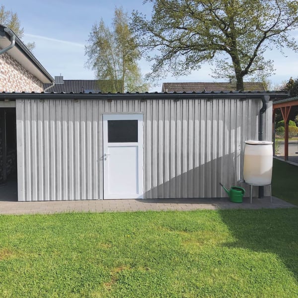 Trapezblech 20/1100 Wand, Reinweiß RAL 9010, an einer Garage verbaut