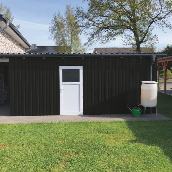 Trapezblech 20/1100, Tiefschwarz RAL 9005, als Wandverkleidung an einem Gartenhaus