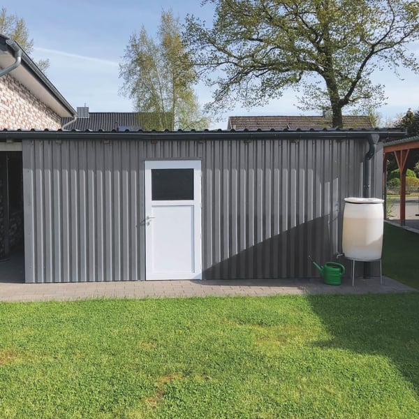 Trapezblech 20/1100, Graualuminium, als Wandverkleidung einer Garage oder eines Schuppens