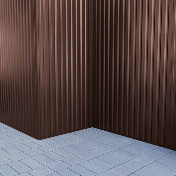 Ecke einer Wandverkleidung aus Trapezblech 20/1100 in Schokoladenbraun RAL 8017