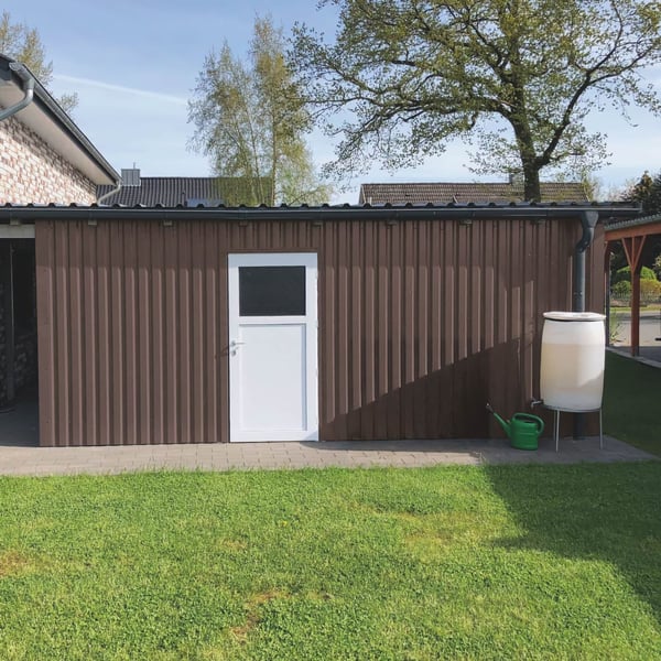 Gartenhaus mit Wandverkleidung aus nussbraunem Trapezblech 20/1100, Anwendungsbeispiel