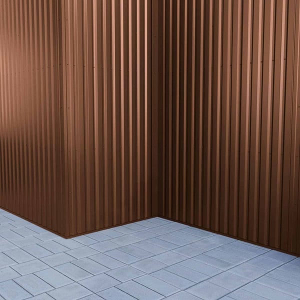 Ecke einer Wandverkleidung aus nussbraunem Trapezblech 20/1100, Detailansicht