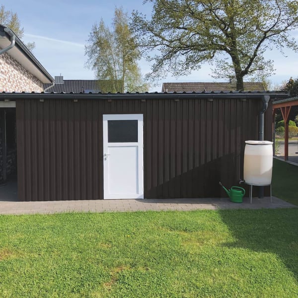 Trapezblech 20/1100 Wand Schokoladenbraun an einer Garage mit weisser Tuer