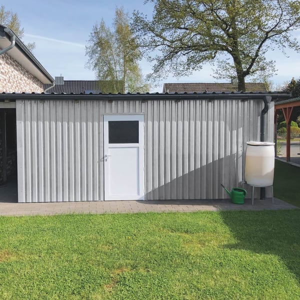 Schuppenwand aus Trapezblech 20/1100 Wand in Weißaluminium, vertikal verlegt, mit Tuer und Regentonne