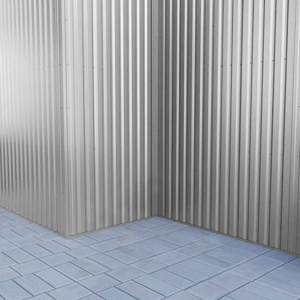 Ecke einer Wandverkleidung aus Trapezblech 20/1100 Wand in Weißaluminium, vertikal verlegt