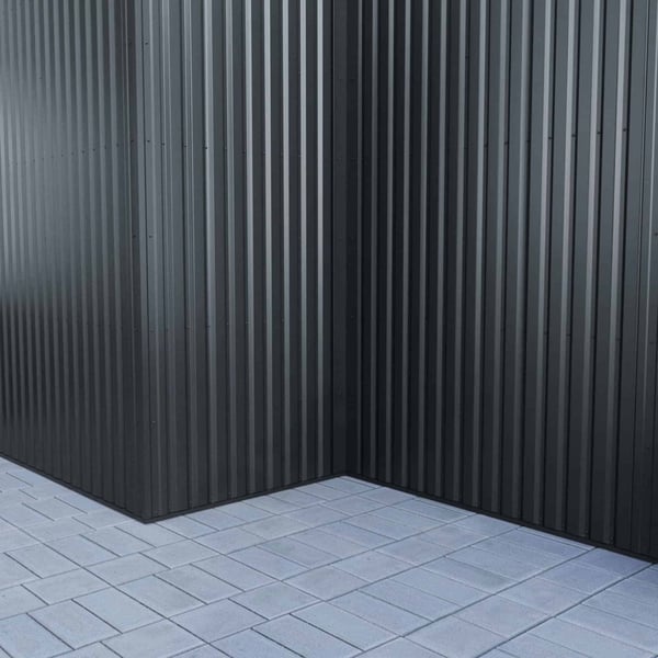 Ecke einer Wandverkleidung aus Trapezblech 20/1100 in Anthrazitgrau RAL 7016