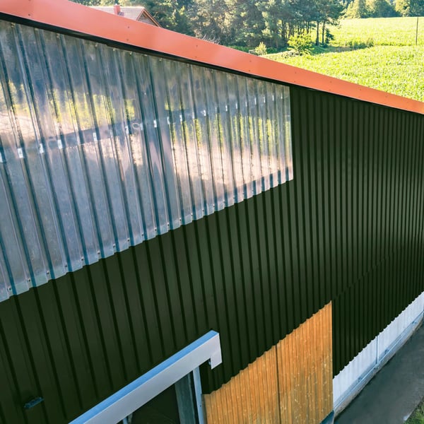 Trapezblech 20/1100 Aluminium Moosgrün als Wandverkleidung mit integrierten Lichtplatten