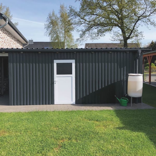 Gartenhaus mit Wandverkleidung aus anthrazitgrauem Trapezblech 20/1100