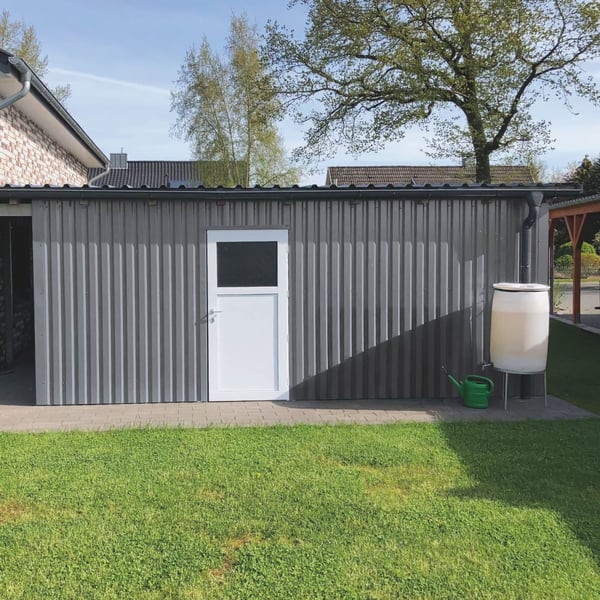 Trapezblech 20/1100 Aluminium Graualuminium als Wandverkleidung einer Garage