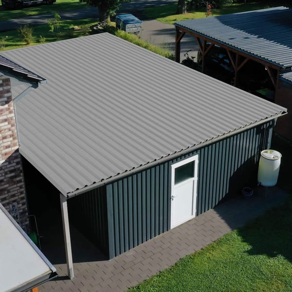 Trapezblech 35/207 Graualuminium auf einem Garagendach, Verlegung