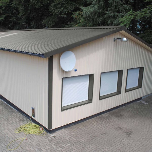 Trapezblech 35/207 Graualuminium auf einem Hallendach, Verlegung