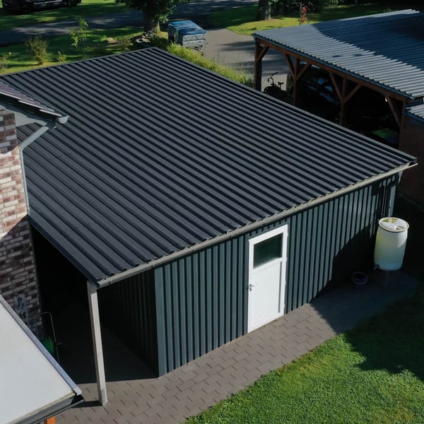 Trapezblech 35/207 Anthrazitgrau als Dach auf einer Garage mit Ziegelwand, Verlegung