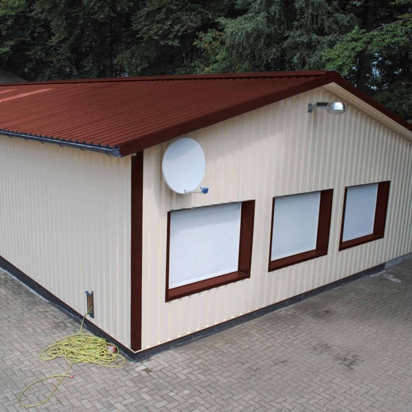 Trapezblech 35/207 rotbraun auf einem Lagerhallendach, Ansicht von der Seite mit Fassade