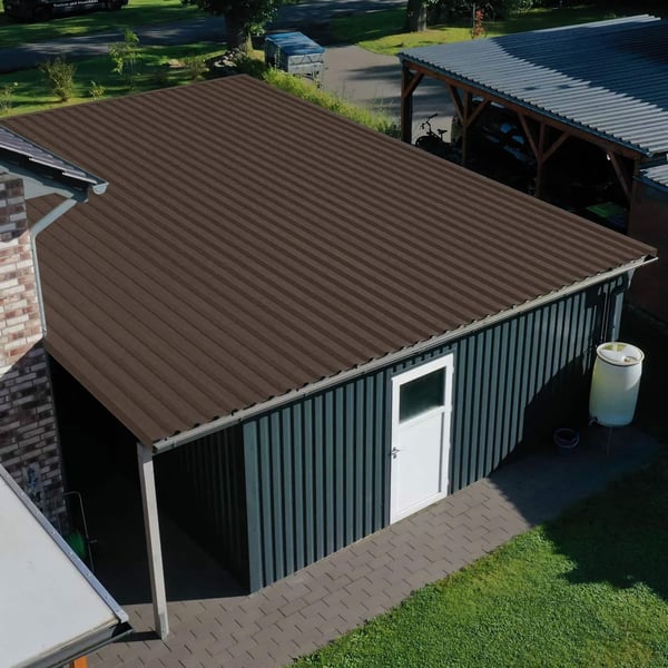 Trapezblech 35/207, sepiabraun, auf einem Carport oder einer Garage verbaut, Vogelperspektive