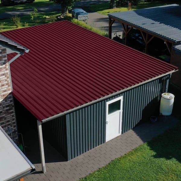 Trapezblech 35/207 weinrot als Dach auf einer Garage, Anwendungsbeispiel
