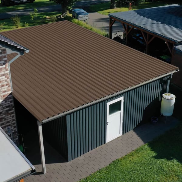 Trapezblech 35/207 Nussbraun auf dem Dach einer Garage mit Anbau, Vogelperspektive