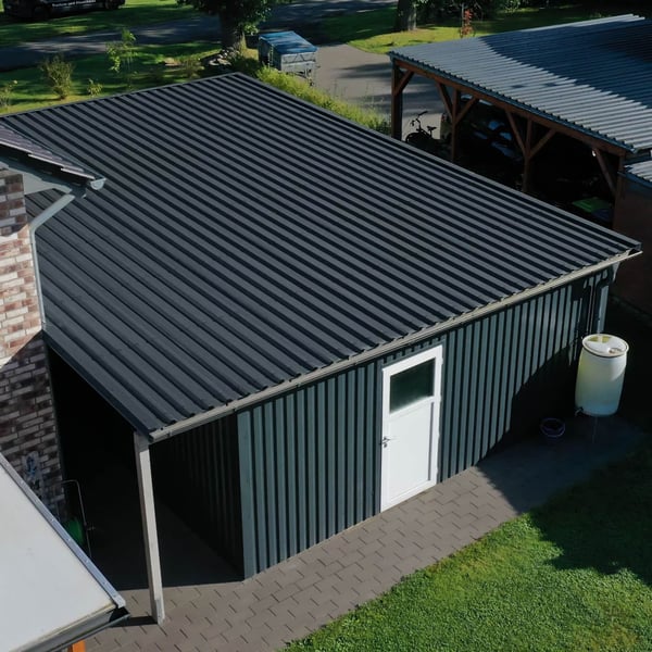 Trapezblech 35/207 Anthrazitgrau auf einem Carport und einer Garage, Verlegung auf Dächern