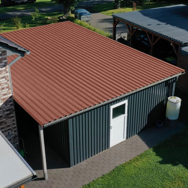 Trapezblech 35/207 in Kupferbraun auf dem Dach einer Garage, Draufsicht