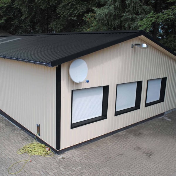 Trapezblech 35/207, Anthrazitgrau RAL 7016 auf einem Gewerbebau, Seitenansicht