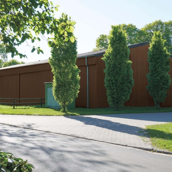 Gewerbehalle mit Wandverkleidung aus Trapezblech 35/207 Sepiabraun RAL 8014, Anwendungsbeispiel