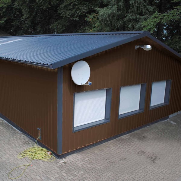 Gebaeude mit Wandverkleidung aus Trapezblech 35/207 Sepiabraun RAL 8014, Anwendungsbeispiel