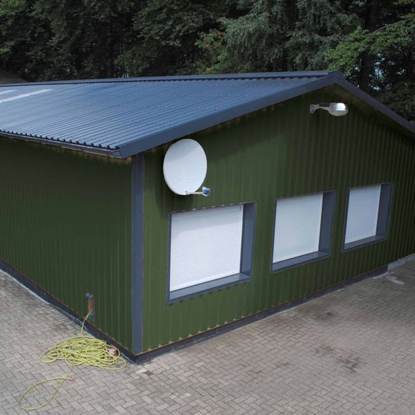 Gewerbegebäude mit Wandverkleidung aus Trapezblech 35/207 in Chromoxidgrün und dunklem Dach