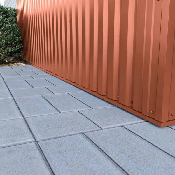 Detailansicht der unteren Kante von kupferbraunem Trapezblech 35/207 an einer Wand