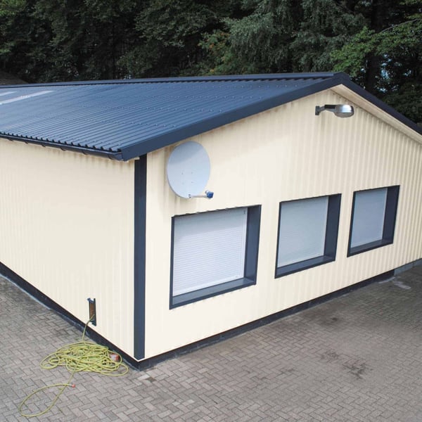 Trapezblech 35/207 Wand Reinweiß RAL 9010, 0,50 mm, an einem Garagengebäude verbaut