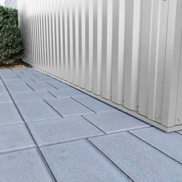 Detailansicht der unteren Kante von Trapezblech 35/207 Wand in Weißaluminium, verschraubt