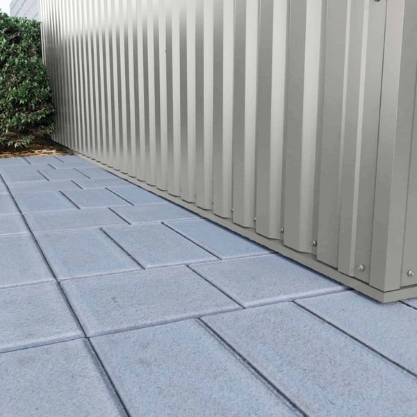 Detailansicht der unteren Kante von Trapezblech 35/207 Wand in Graualuminium (RAL 9007) mit Befestigung