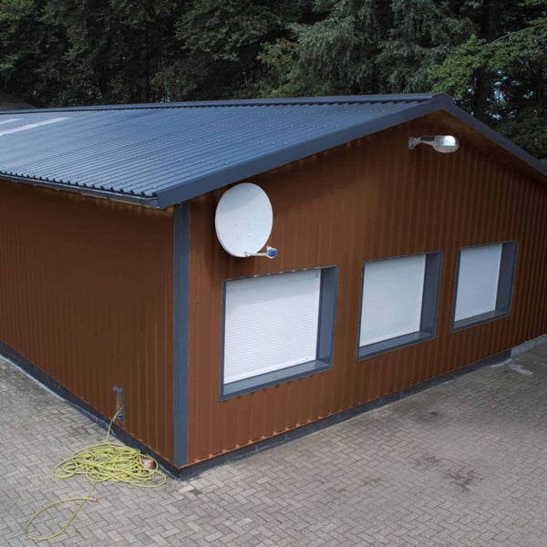 Halle mit Wandverkleidung aus Trapezblech 35/207 Nussbraun, 0,75 mm Stahl