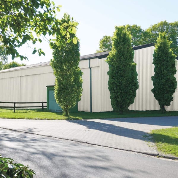 Trapezblech 35/207 Wand, Grauweiß RAL 9002, 0,75 mm Stahl, als Fassade an einer Halle