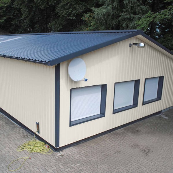 Trapezblech 35/207 Wand, Grauweiß RAL 9002, 0,75 mm Stahl, als Fassade an einem Nebengebäude