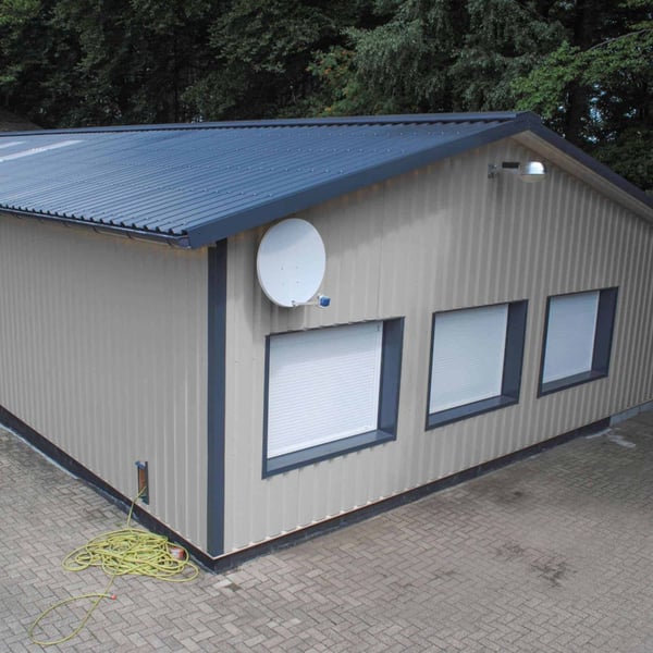Gebäude mit Fassade aus Trapezblech 35/207 Wand in Weißaluminium, Anwendungsbeispiel