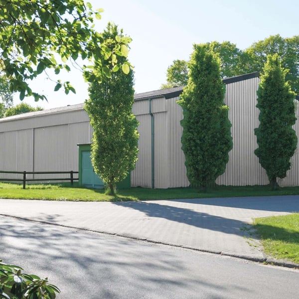 Trapezblech 35/207 Wand Weißaluminium RAL 9006 als Fassade einer Lagerhalle
