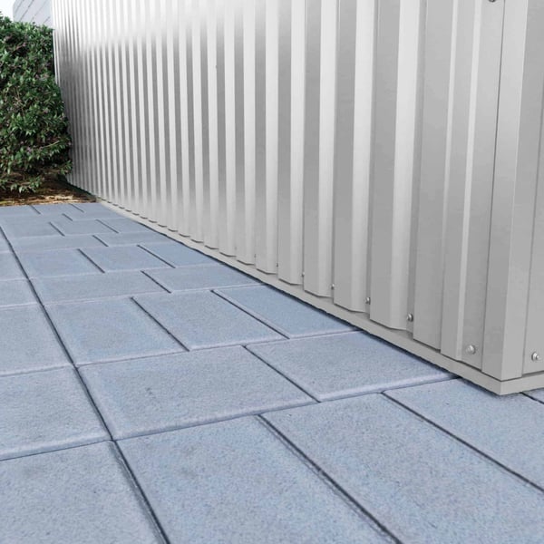 Detailansicht der unteren Kante von Trapezblech 35/207 Wand Weißaluminium RAL 9006