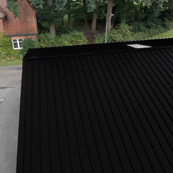 Trapezblech 45/333 Tiefschwarz auf einem Dach, Detailansicht von oben, verlegt