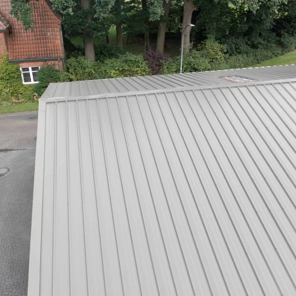 Trapezblech 45/333 Lichtgrau auf einem Gebaeudedach, Draufsicht